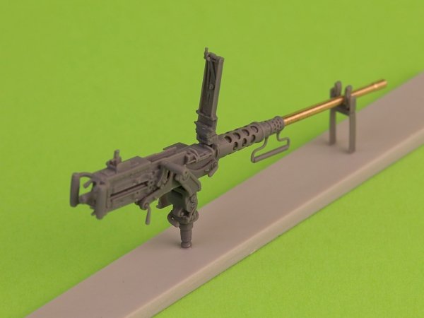 Master GM-35-069 Browning M2HB .50 cal (12,7mm) - karabin maszynowy z mocowaniem czołgowym - wczesny okres II w.św. (kołyska D69820 z małą skrzynką amunicyjną D68375) 1/35