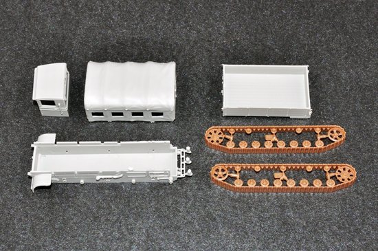 Trumpeter 07110 Soviet Voroshilovets Tractor 1/72