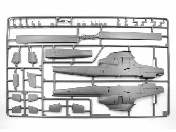 ICM 48298 AH-1G Cobra and M8A1 US Landing Mat 1/48