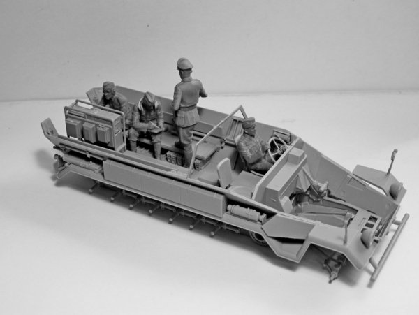 ICM 35105 Beobachtungspanzerwagen Sd.Kfz.251/18 Ausf.A WWII German Observation Vehicle with crew 1/35