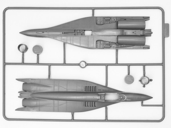 ICM DS7203 Soviet military airfield 1980s (Mikoyan-29 “9-13”, APA-50M (ZiL-131), ZiL-131 Command Vehicle and Soviet PAG-14 Airfield Plates) 1/72