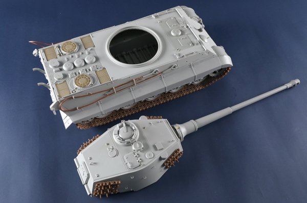 Trumpeter 00949 Pz.Kpfw.VI Sd.Kfz.182 Tiger II (Henschel 105mm) 1/16