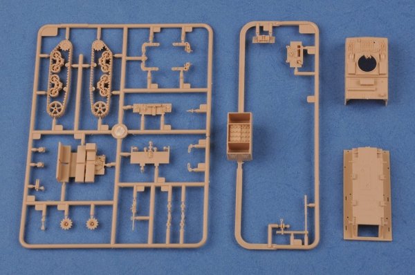 Hobby Boss 82921 M4 High Speed Tractor (155mm/8-in./240mm）1/72
