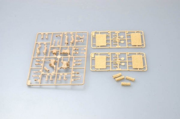Trumpeter 00426 German s.FH 18 Field Howitzer Gun Crew Ammo Supplied Team 1/35