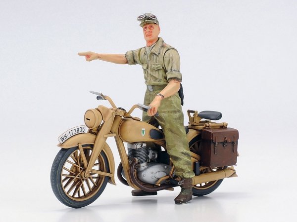 Tamiya 25208 Panzerkampfwagen IV Ausf F. &amp; Motorcycle North Africa 1/35