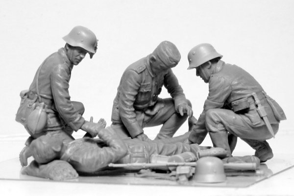 ICM 35620 WWII German Military Medical Personnel 1/35