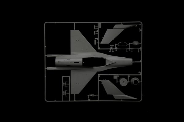 Italeri 35105 F-16C Fighting Falcon - WAR THUNDER 1/48