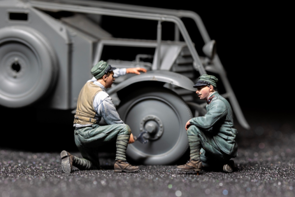 Copper State Models F35-025 Italian Armoured Car Crew changing Tire 1/35