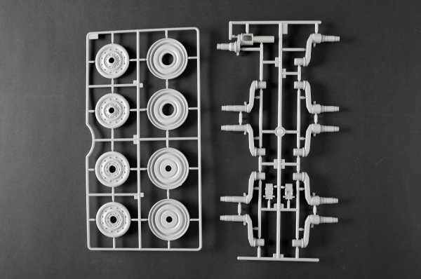 Trumpeter 00949 Pz.Kpfw.VI Sd.Kfz.182 Tiger II (Henschel 105mm) 1/16