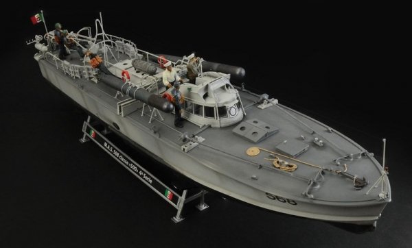 Italeri 5626 M.A.S. 563/568 with crew 1/35