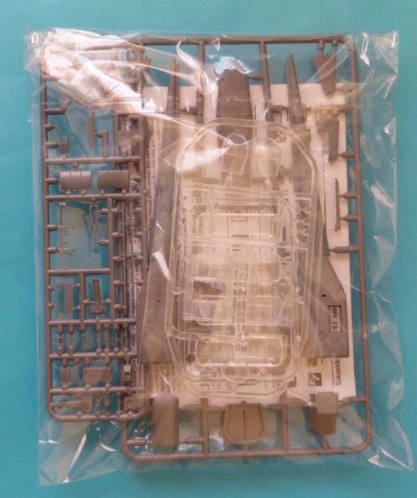 AMP 72012 Sikorsky R-5/S-51 Ambulance 1/72