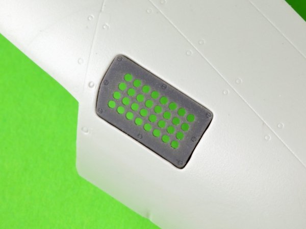 Master AM-32-139 P-51 Mustang - pokrywa wlotu powietrza do gaźnika - typ standardowy z otworami (do modelu Revell) 1/32