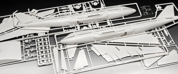 Revell 05686 Boeing 747-100 50th Anniversary 1/144