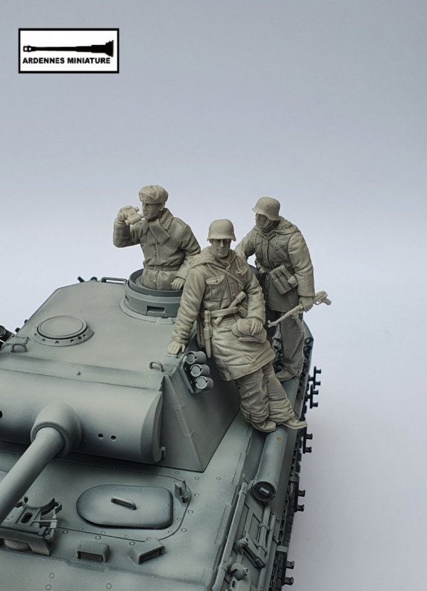 Ardennes Miniature 35021 WW2 PANZER COMMANDER AND GERMAN SOLDIERS 1/35
