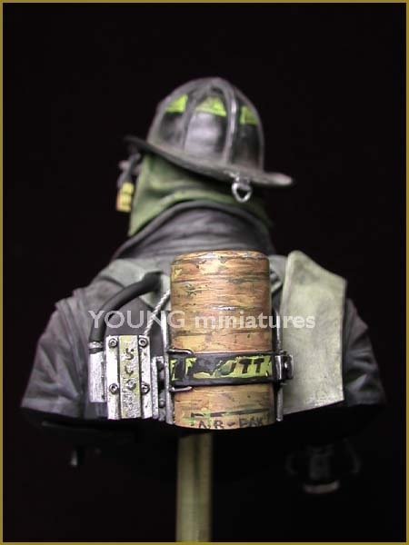 Young Miniatures YC1801 FIRE FIGHTER 1/10