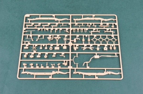 Hobby Boss 82447 Land Rover WMIK w/ MILAN ATGM (1:35)
