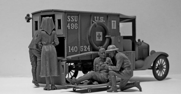 ICM 35662 Model T 1917 Ambulance with US Medical Personnel (1:35)
