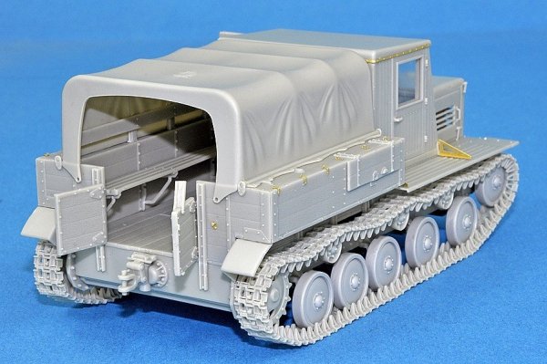 Miniart 35052 Soviet Artillery Tractor Ya-12 Early Production (1:35)