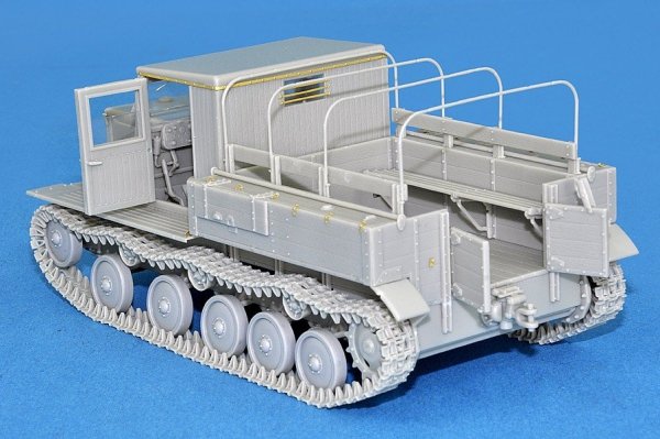 Miniart 35052 Soviet Artillery Tractor Ya-12 Early Production (1:35)