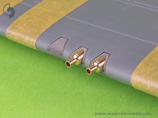 Master AM-48-181 Curtiss P-40 L, N wczesny -  celownik, rurka Pitota oraz 4 x owiewki km-ów Browning .50 z żywicznym mocowaniem do modelu EDUARD 1/48