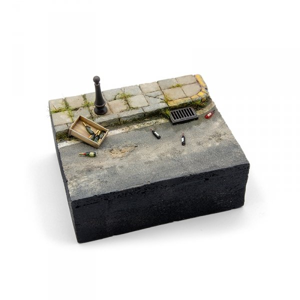 AK Interactive AK35018 BOTTLES &amp; CANS 1/35