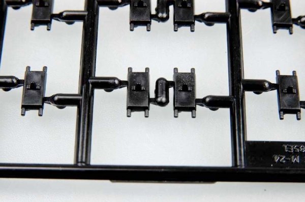 Trumpeter 02036 U.S. T85E1 track for U.S. M24 light tank (late) (1:35)