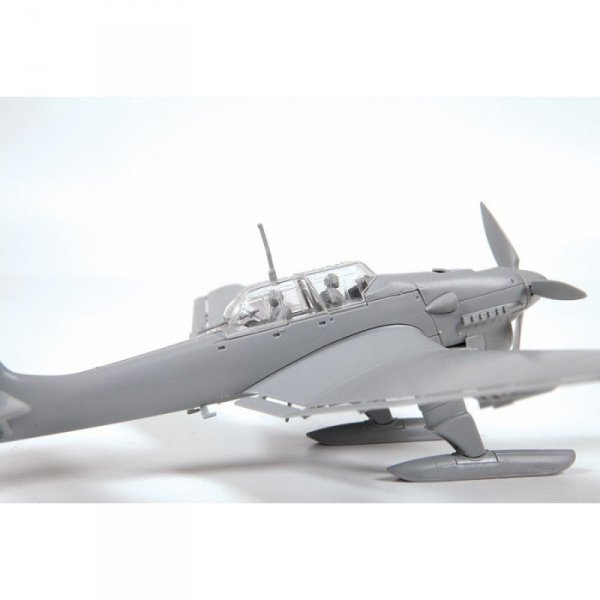 Zvezda 7323 Ju-87B2/U4 &quot;StuKa&quot; with Skis German Dive Bomber 1/72