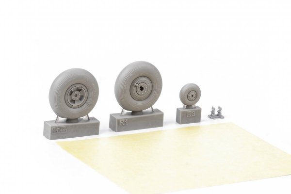 Eduard 634035 Hurricane Mk. IIb w/ rounded exhausts LooKplus REVELL 1/32