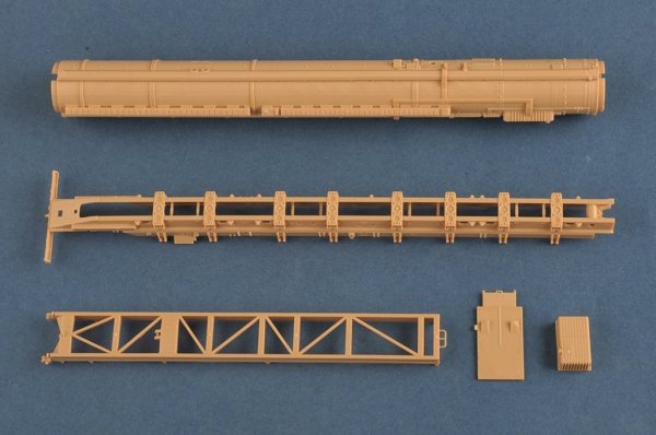 Hobby Boss 82952 15U175 TEL of RS-12M1 Topol-M ICBM complex 1/72