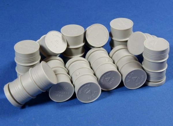 Panzer Art RE35-184 WWII 200l German fuel drums (commercial) 1/35