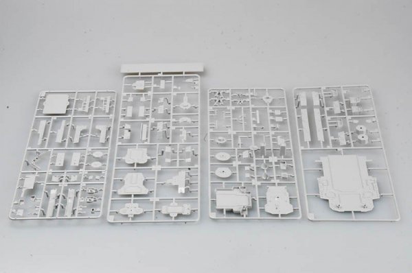 Trumpeter 04521 Russian cruiser Admiral Lazarev Ex-Frunze (1:350)
