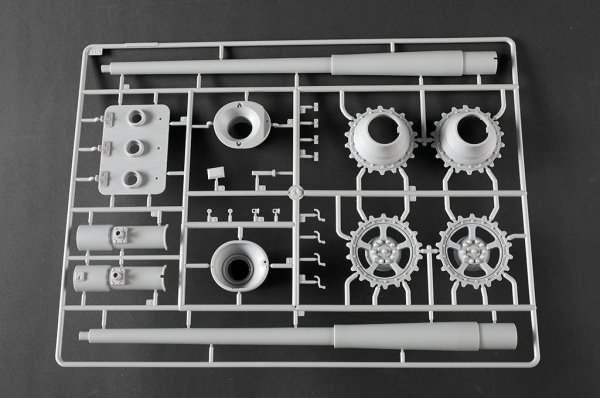 Trumpeter 00949 Pz.Kpfw.VI Sd.Kfz.182 Tiger II (Henschel 105mm) 1/16