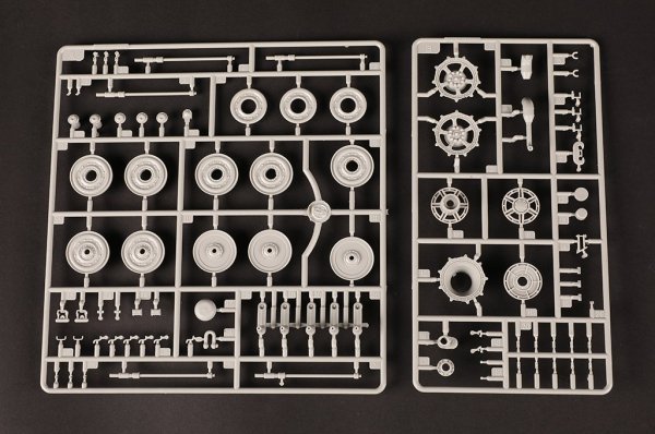 Hobby Boss 84559 Pz.Kpfw.VI Sd.Kfz.182 Tiger II (Henschel 105mm) 1/35