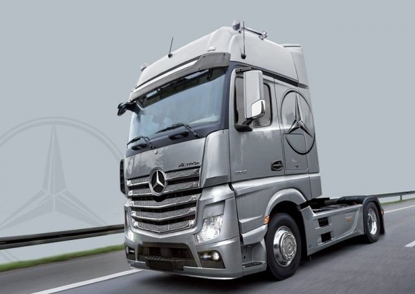 Italeri 3905 Mercedes Benz Actros MP4 Gigaspace 1/24