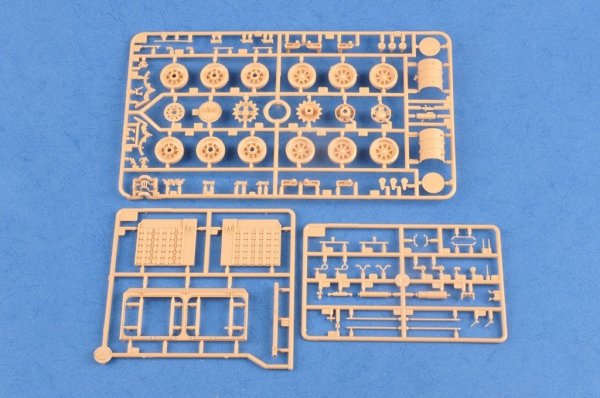 Hobby Boss 83835 GCT 155mm AU-F1 SPH Based on T-72 (1:35)