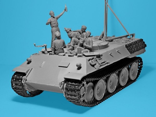 ICM 35343 Prost! Between Battles on Bergepanther WWII German Tankmen with Bergepanther 1/35