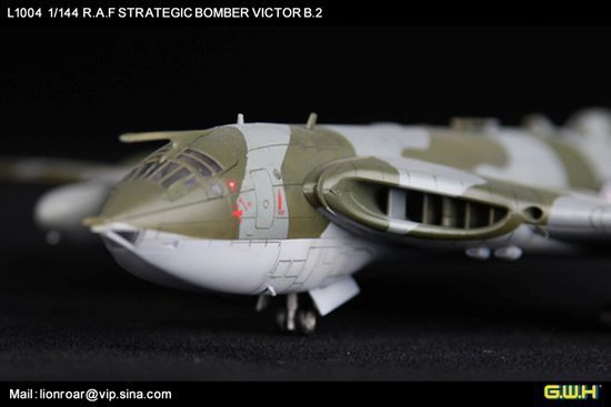 Lion Roar L1004 R.A.F. Strategic Bomber VICTOR B2 1/144