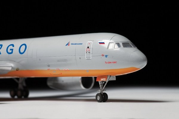 Zvezda 7031 Cargo airplane TU-204-100C 1/144