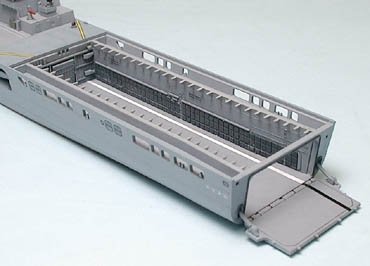 Tamiya 31003 Japanese Defence Force LST-4001 Ohsumi 1/700