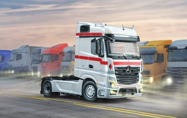 Italeri 3948 MERCEDES-BENZ MP4 BIG SPACE 1/24