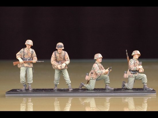 Trumpeter 00405 WAFFEN SS ASSAULT TEAM (1:35)