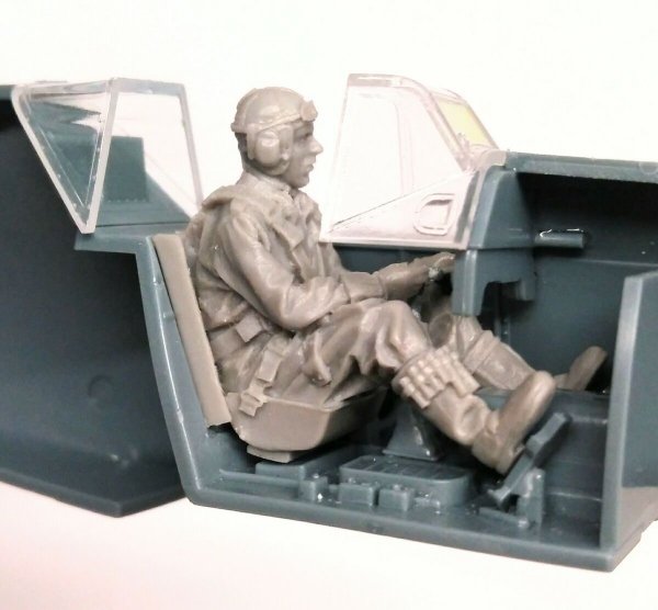 CMK F48368 Bf-109G German Pilot seated (EDUARD) 1/48