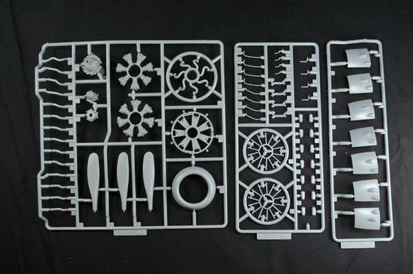 HK Models 01E02 B-25J Mitchell &quot;Strafer&quot; (1:32)