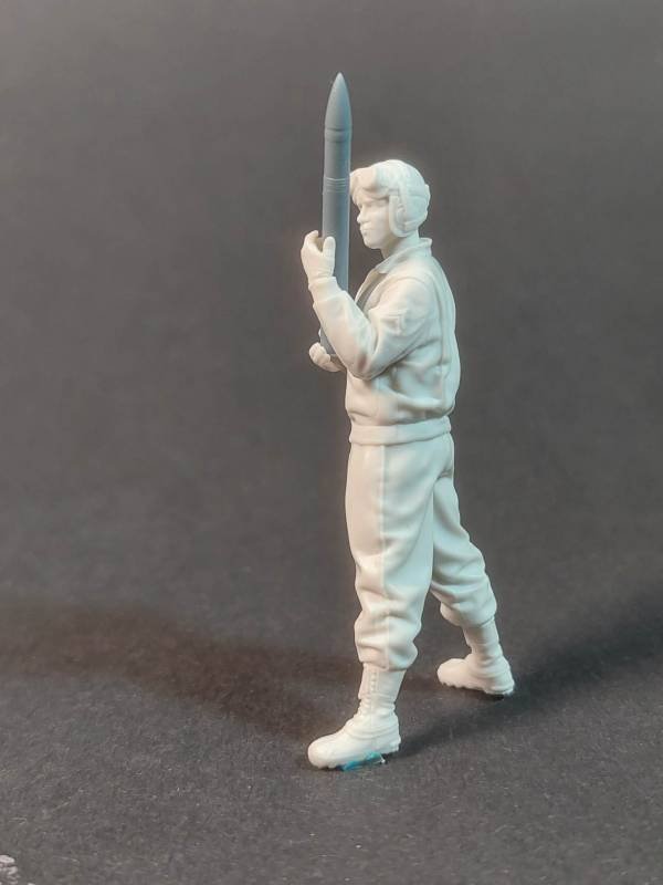 Panzer Art FI35-185 US tanker loading 76mm ammo No.2 1/35