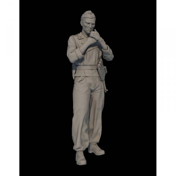 Panzer Art FI35-091 Waffen-SS tanker lighting a cigarette 1/35