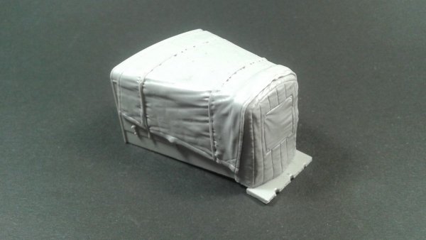 Panzer Art RE35-555 Hanomag SS100 engine deck with canvas cover 1/35