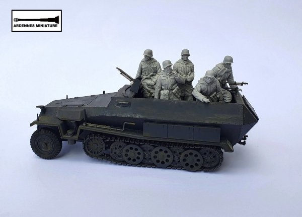 Ardennes Miniature 35025 GERMAN SOLDIER 1944-1945 1/35