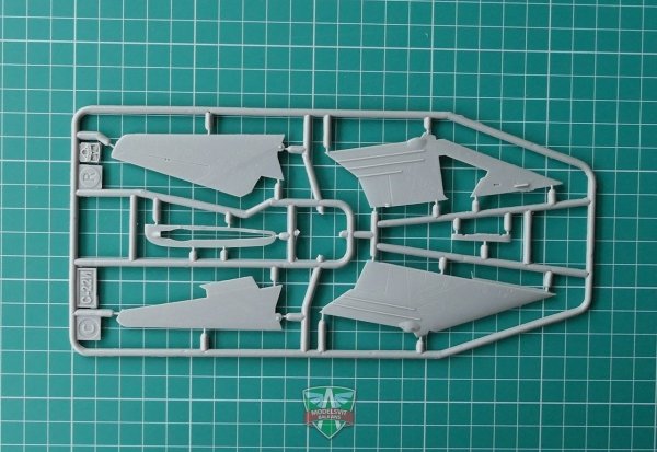 Modelsvit 72009 S-22I(Su-7IG) variable wing geometry 1/72