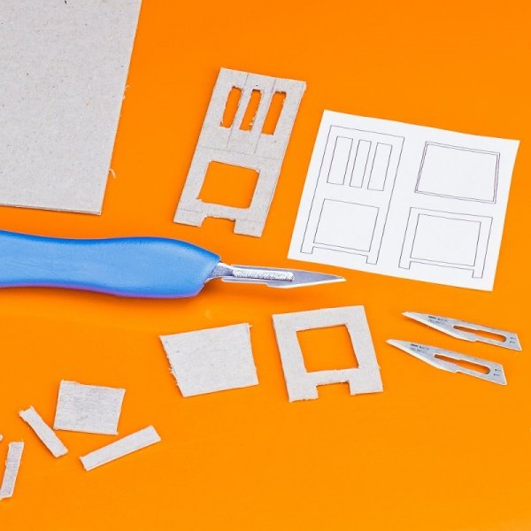Modelcraft PKN5002-11 Plastic Scalpel Handle &amp; #11 blades x 5
