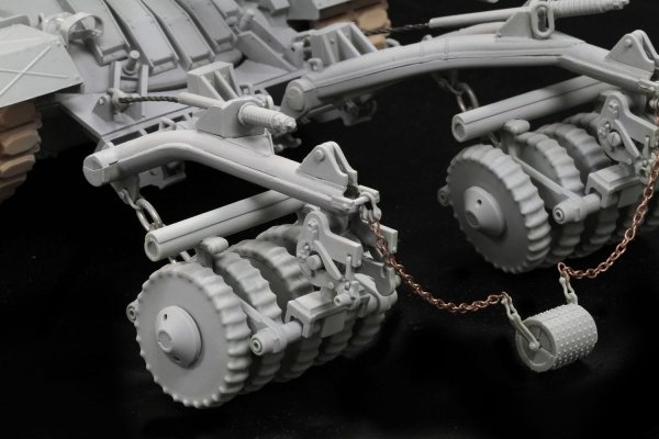 Dragon 3618 IDF Magach 5 w/ERA and Mine Roller (1:35)